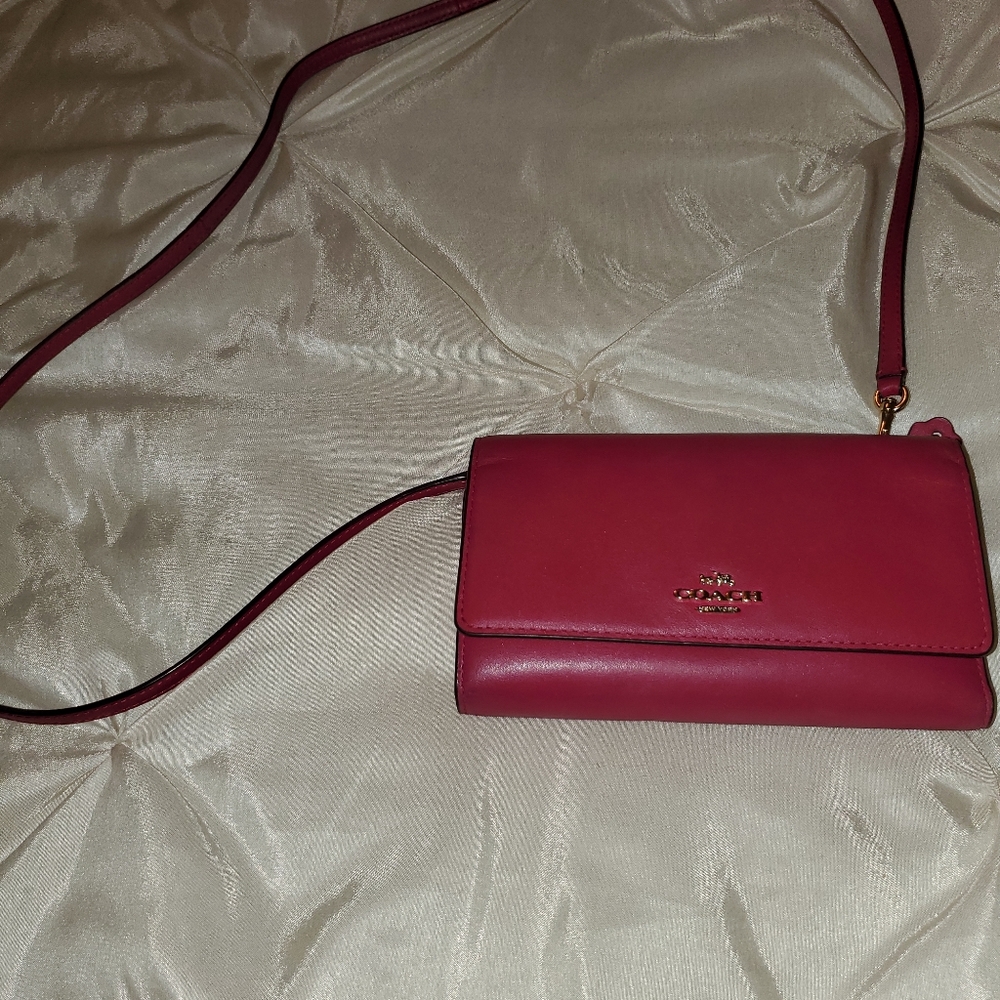 Coach wallet with crossbody strap pink